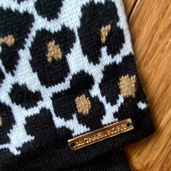 Micheal Kors Leopard Pribt scarf 🐆 - Picture 2 of 3